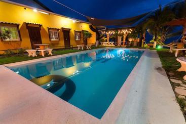 בית מלון כפרי Big Daddy S Beach Club &