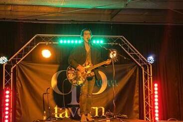 Queensport Tavern And Motel