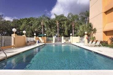 בית מלון כפרי La Quinta By Wyndham Miami Airport East