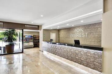 فندق Everest Ciudad Victoria
