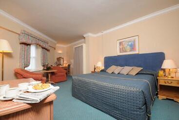 Coulsdon Manor Hotel And Golf Club