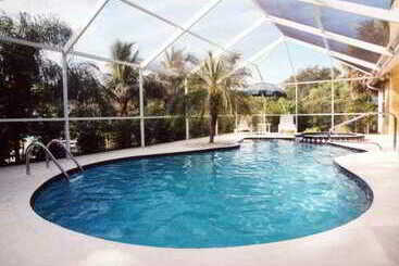 Отель Superior Gulf Coast Holiday Homes Naples