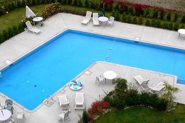 Отель Auberge Montebello