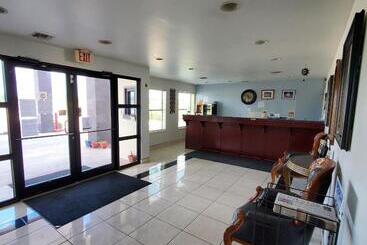 호텔 Deluxe Inn & Suites