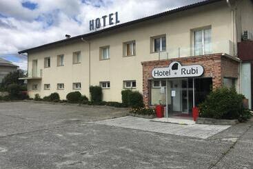 تختخواب و صبحانه Rubi