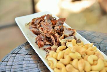 Отель Tshukudu Bush Lodge