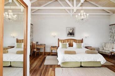 هتل Zuurberg Mountain Village