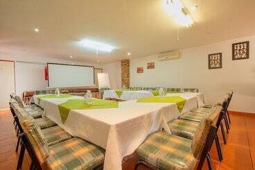 Отель Airport Bird & Game Lodge