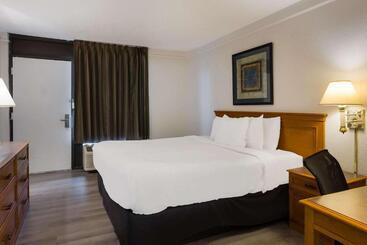 هتل Super 8 By Wyndham Savannah