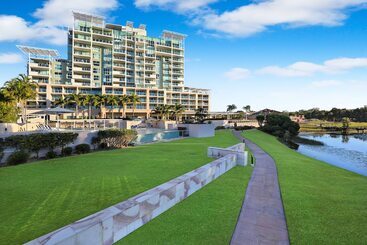 هتل Pelican Waters Golf Resort