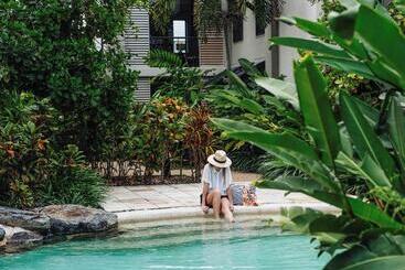 هتل Pullman Port Douglas Sea Temple Resort And Spa