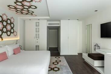 Отель Room Mate Carla