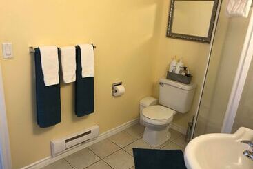 בית מלון כפרי Acker Vacation Homes & Suites