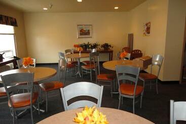 هتل Days Inn By Wyndham Prince Albert