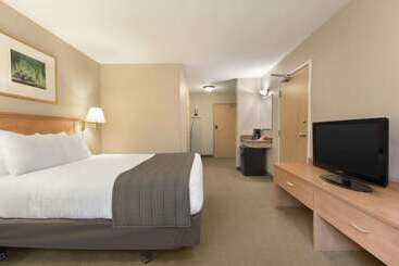 فندق Days Inn & Suites By Wyndham Thunder Bay