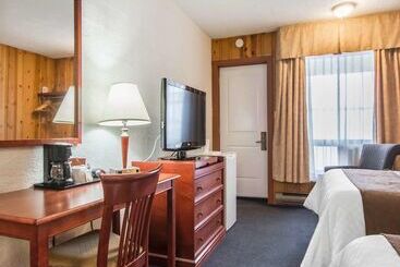 בית מלון כפרי Econo Lodge Forestville