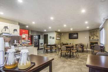 هتل Econo Lodge Inn & Suites High Level