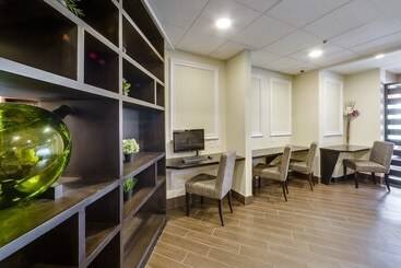 فندق Monte Carlo Inn Vaughan Suites