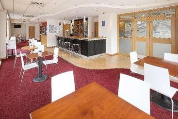 هتل Travelodge Watford Central