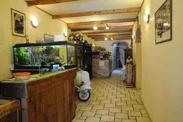 هتل Albergo Degli Amici