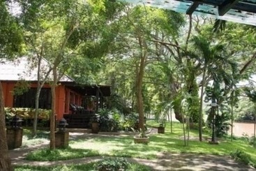 فندق Baan Nam Ping Riverside Homestay