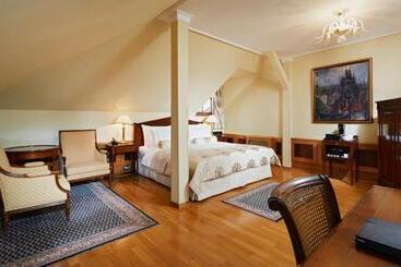 فندق Golden Well