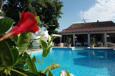 בית מלון כפרי Relais Villa Roncuzzi