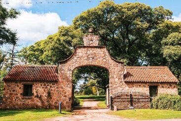 هتل Estancia La Paz