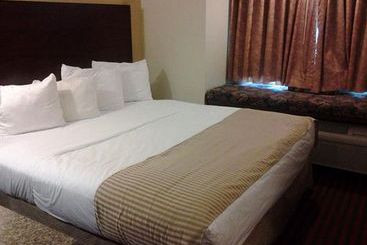 هتل Toledo Bridgepointe Inn & Suites By Hollywood Casino, Downtown, Owens College