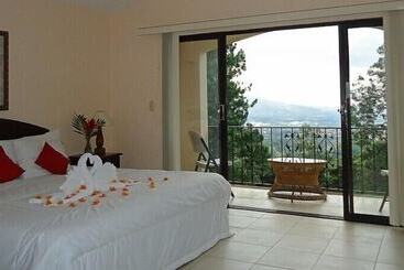 La Catalina Hotel And Suites