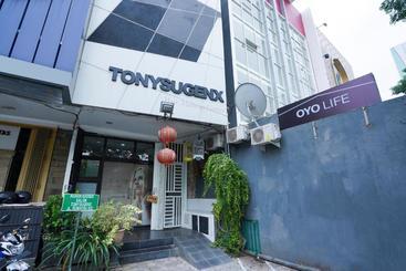 בית מלון כפרי Oyo Life 2516 Tonysugenx Residence Near Rsu Siloam Hospital Surabaya Kota Surabaya