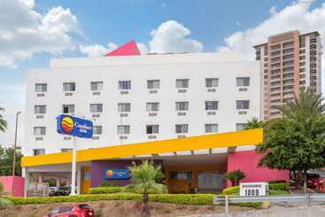 ホテル Comfort Inn Monterrey Valle