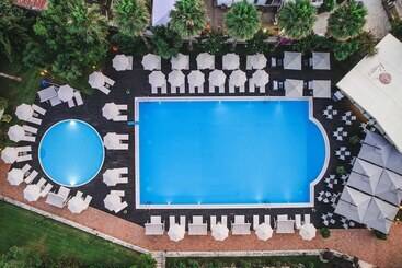 בית מלון כפרי Rapos Resort