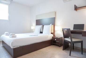 Отель Zenitude Hôtel Résidences Toulon Six Fours