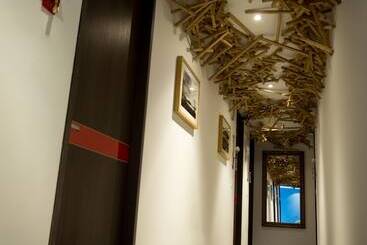 هتل 104 Art Suites