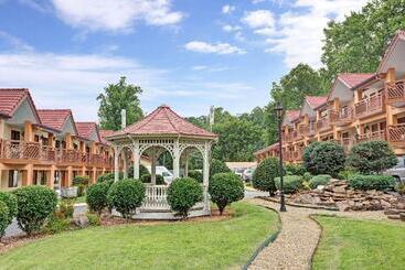 فندق Super 8 By Wyndham Downtown Gatlinburg At Convention Center