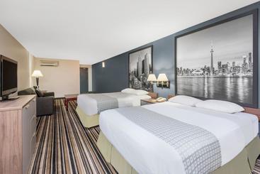Отель Super 8 By Wyndham Downtown Toronto