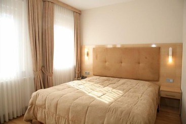 هتل Am Kurfuerstenplatz   Messe