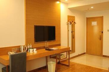 בית מלון כפרי Greentree Inn Dezhou Qingyun Government Express