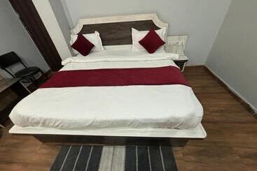 בית מלון כפרי Lakhdatar Palace