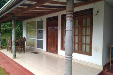 בית מלון כפרי Rainforest River Edge