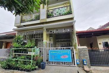 בית מלון כפרי Spot On 90184 Derisfa Homestay Syariah