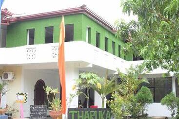 فندق Tharuka Rest Inn