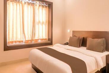 هتل Super Townhouse Amaraa Farms Near Lulu Hypermarket