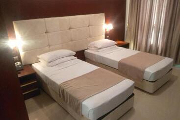 בית מלון כפרי Golden Airport