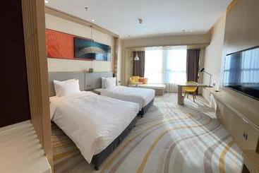 هتل Holiday Inn Express Ulanqab Jining