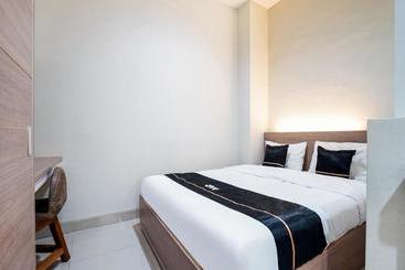 Otel Oyo 90134 Santika Fidela