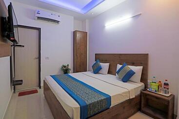 Отель Moody Moon Stay