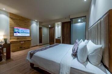 فندق Cachar Club