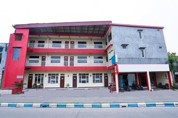 בית מלון כפרי Oyo 2612 Pondok Rizqi Syariah